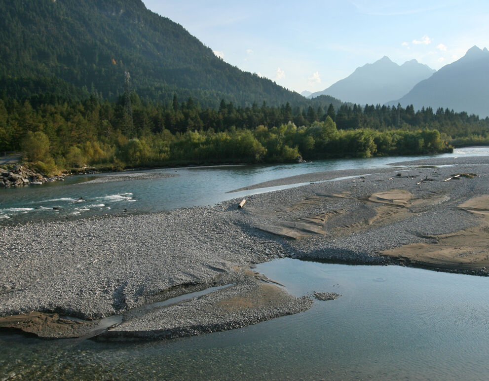 Das ruhige Lechufer bei Weißenbach am Lech besticht durch seine natürliche Schönheit und die sanft fließenden Wasser des Lechs. Umgeben von üppiger Vegetation lädt die Landschaft zum Verweilen und Entdecken ein, ideal für Naturliebhaber und Erholungssuchende.